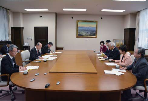 石井知事（ 左側中央） に予算要望する党県委員会の参加者（右側）＝１０日、県庁